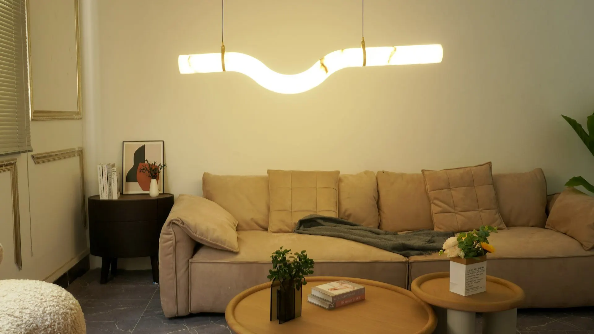 Sala clara com luminária pendente acesa