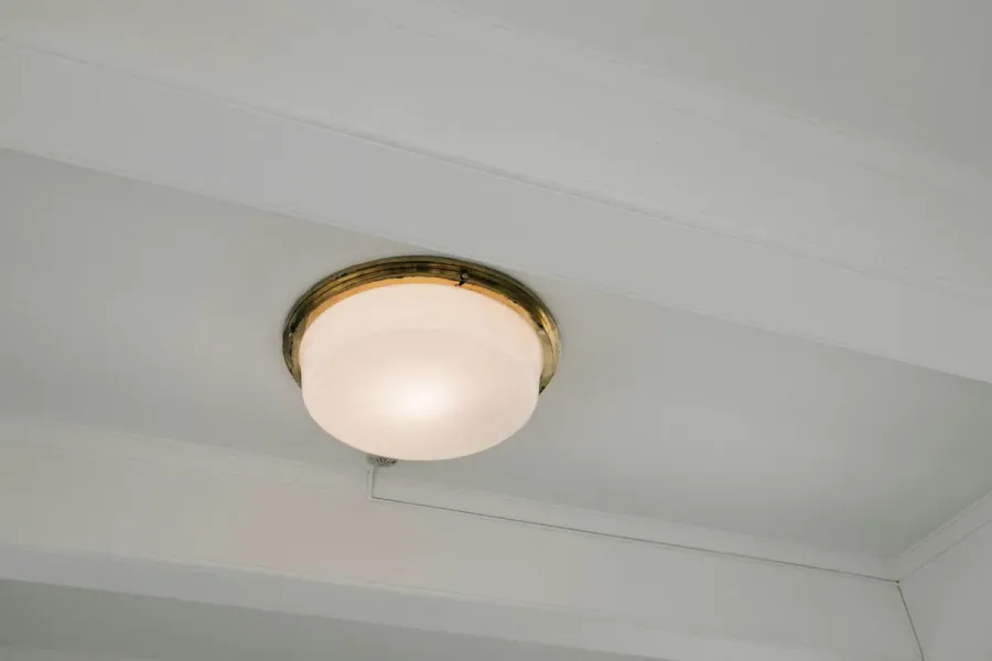 Plafon com aro dourado em teto branco com sanca